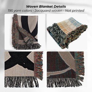 Op de afbeelding: Een jacquard geweven deken met 195 garenkleuren en franjes aan de randen. De tekst Woven Blanket Details 195 yarn colors Jacquard woven Not printed is zichtbaar. De deken toont diverse geometrische patronen in zwart, beige en blauw.