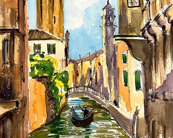 Puede incluir: Pintura acuarela de un canal estrecho en Venecia, Italia. El canal está bordeado de edificios altos, y se ve una góndola en el agua. La pintura está hecha en un estilo suelto e impresionista.