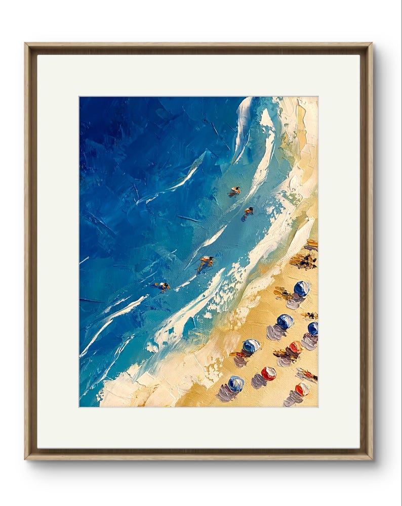 Peut inclure: Une peinture repr&eacute;sentant une sc&egrave;ne de plage avec de l'eau bleue, des vagues blanches et du sable jaune. Il y a des parasols color&eacute;s sur la plage.