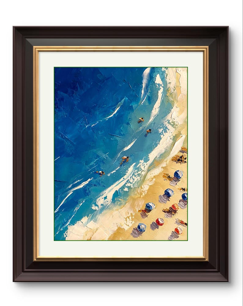 Peut inclure: Une peinture abstraite repr&eacute;sentant une sc&egrave;ne de plage avec de l'eau bleue, des vagues blanches et du sable jaune. On y voit de petites figures dans l'eau et des parasols rouge, blanc et bleu sur la plage.