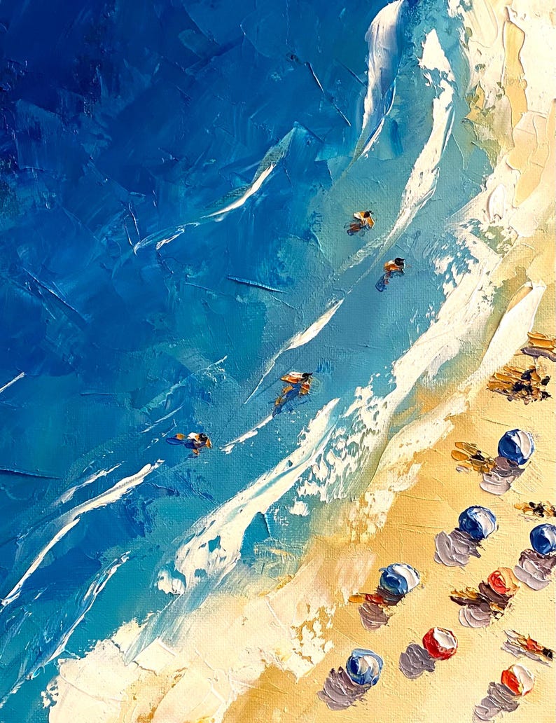 Peut inclure: Vue a&eacute;rienne d'une plage avec de l'eau bleue, des vagues blanches et un rivage sablonneux. Des parasols de plage color&eacute;s sont align&eacute;s sur le sable.
