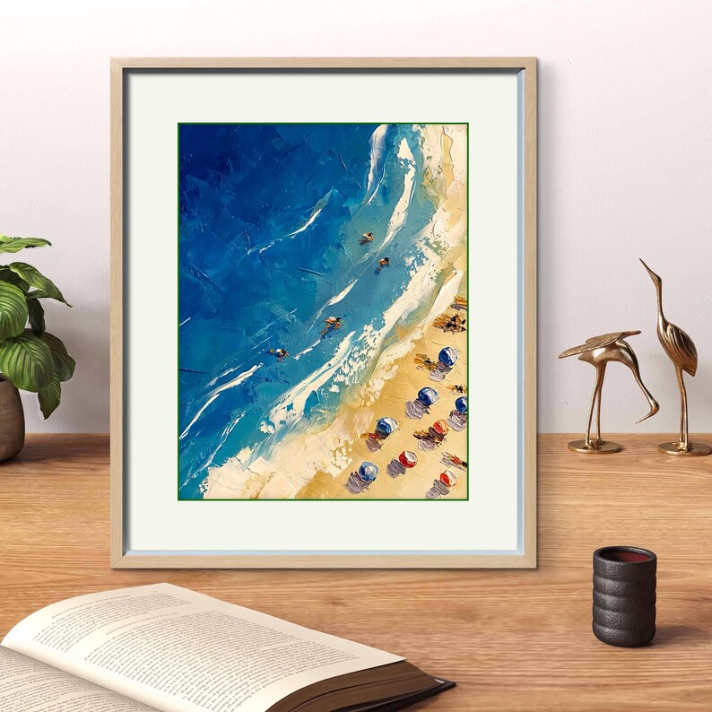 Peut inclure: Une peinture repr&eacute;sentant une sc&egrave;ne de plage avec de l'eau bleue, des vagues blanches et du sable jaune. Il y a de nombreux parasols color&eacute;s et des gens qui nagent dans l'eau.