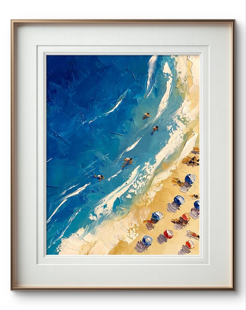 Peut inclure: Une peinture abstraite repr&eacute;sentant une sc&egrave;ne de plage avec de l'eau bleue, des vagues blanches et du sable jaune. Il y a des parasols color&eacute;s sur la plage et des gens qui nagent dans l'eau.