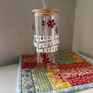 Alimenté par Dr Pepper et Anxiety Verre avec couvercle et paille