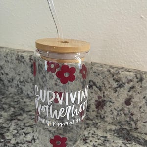 Surviving Motherhood Dr Pepper en verre avec couvercle et paille