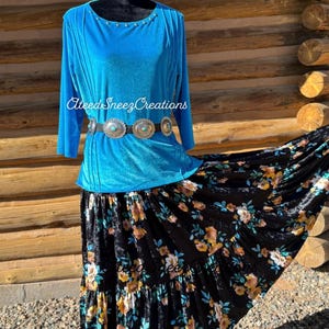 Modern sammetskjol | Sammetskjol i tre lager och modern blus | 2-delat set | Navajokjol | sammetskjol | Pennekjol Turq/ black floral