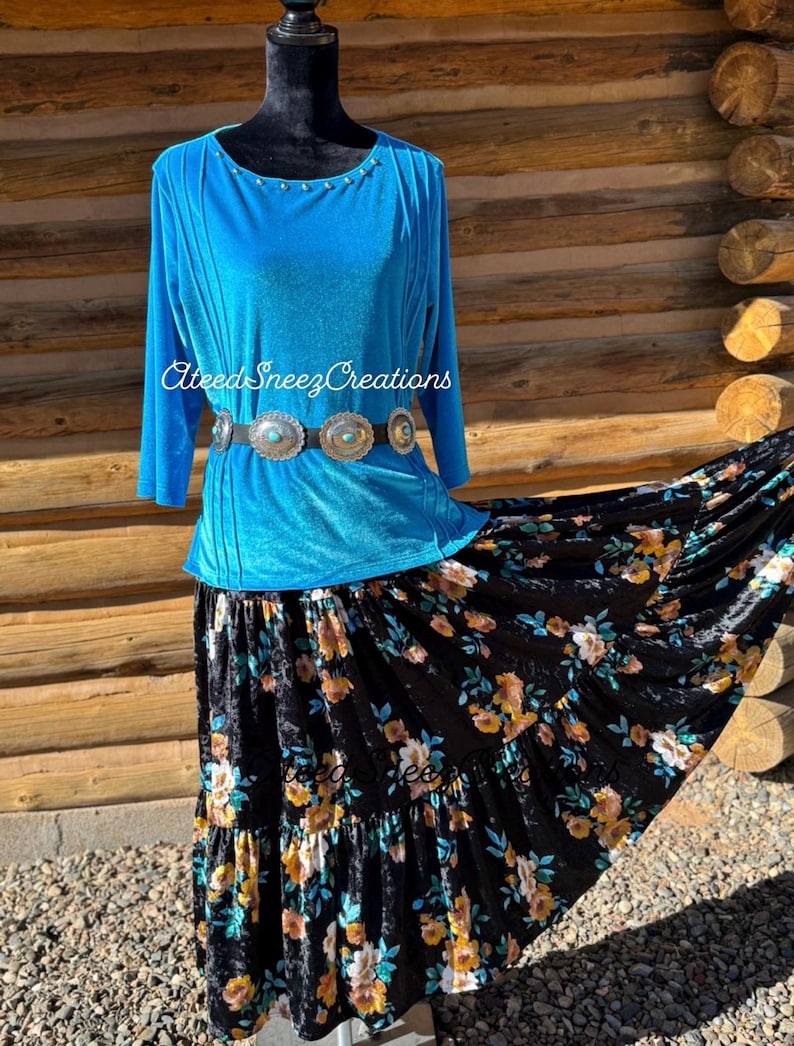 Modern sammetskjol | Sammetskjol i tre lager och modern blus | 2-delat set | Navajokjol | sammetskjol | Pennekjol Turq/ black floral