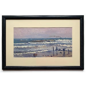 Peut inclure: Peinture de paysage marin encadrée représentant une scène de plage avec des vagues, un ciel violet clair et quelques oiseaux. L'œuvre est dans un cadre noir avec un passe-partout crème.