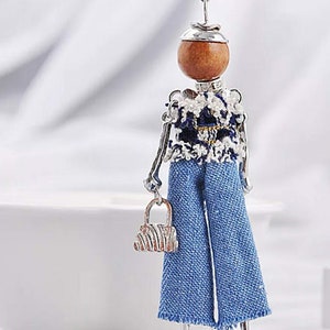 Collar colgante con pantalones de muñeca de mujer moderna y elegante
