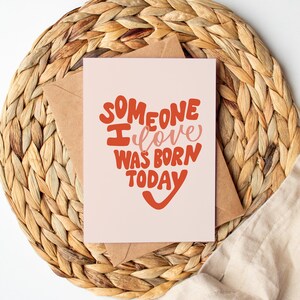 Alguien que amo nació hoy Tarjeta de felicitación del corazón / Feliz cumpleaños Tarjeta en blanco Papelería