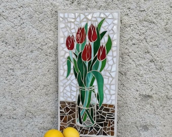 Mosaïque de vitrail. Cinq tulipes rouges dans un pot de confiture, art mural.