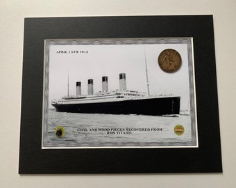 Présentoir Titanic avec un petit morceau de charbon et de bois récupérés. Super objet de collection pour les fans du Titanic