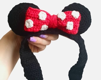Wzór na szydełkową opaskę na głowę z uszami Myszki Minnie: Dodaj odrobinę magii do swojej garderoby! Regulowany rozmiar – od niemowlęcego do dorosłego