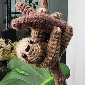 かわいいナマケモノの編みぐるみパターン - 愛らしいベビーカー吊り下げおもちゃ、ベビーシャワーのギフトに最適! 初心者向けの簡単なチュートリアル、PDF ファイルと写真
