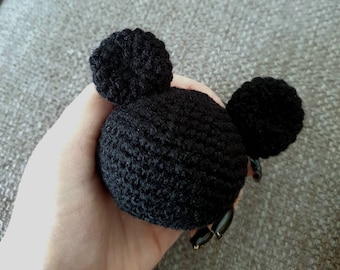 ミッキーマウスの手袋のクリスマスオーナメントかぎ針編みパターン