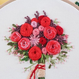 Hand-embroidered floral bouquet kit,DIY Embroidery kit with rose bouquet pattern,Beginner Embroidery hoop kit with red roses and bouquet