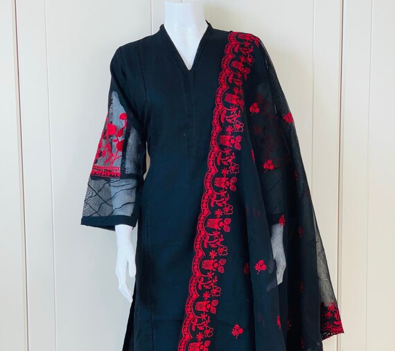 Agha Noor Black/Red Khaddi Net Suit