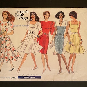 Puede incluir: Un patrón de costura vintage para cuatro vestidos diferentes. El patrón está etiquetado como "Vogue's Basic Design" y el número de patrón es 2062. Los vestidos son de diferentes estilos y colores, incluyendo un vestido blanco con escote cuadrado, un vestido rojo con escote redondo, un vestido azul con escote en V y un vestido amarillo con escote cuadrado.