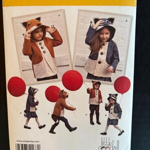 Puede incluir: Patrón de costura Simplicity número 1477 A para chaquetas con capucha para niños. El patrón incluye instrucciones para hacer una chaqueta con capucha de zorro, mapache y ardilla. El patrón es para las tallas 3-8.