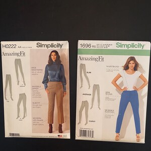 Könnte beinhalten: Zwei Simplicity-Schnittmuster-Pakete für Hosen. Das Muster auf der linken Seite ist mit "H0222 Amazing Fit" gekennzeichnet und verfügt über einen breiten Bund, einen unsichtbaren Reißverschluss und eine schlanke Passform durch Hüfte und Oberschenkel. Das Muster auf der rechten Seite ist mit "1696 Amazing Fit" gekennzeichnet und verfügt über einen Bund, der unterhalb der natürlichen Taille sitzt, handgefertigte Seitennähte und ein modernes schmales Bein mit genügend Weite für Komfort.