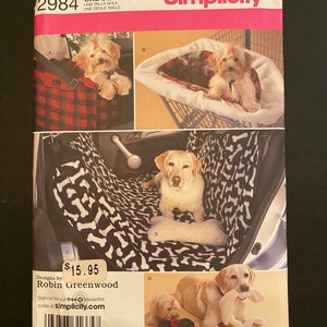 Simplicity 2984 はカットされておらず、新品の状態です。あなたとあなたのペットに必要なすべての犬用アクセサリーが揃っています。