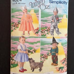 Simplicity 4024 uncut and in brand new condition size 1/2,1,2,3,4 child costume