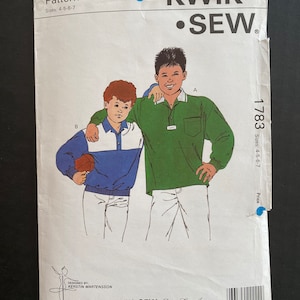 Może przedstawiać: Wzór szycia na długorękawą koszulę dla chłopców, rozmiary 4-5-6-7. Wzór pochodzi od Kwik Sew Pattern Co., Inc. i przedstawia dwóch chłopców w koszulach w różnych kolorach.