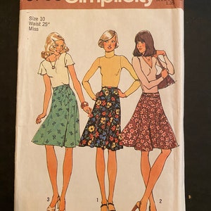 Könnte beinhalten: Vintage Simplicity Schnittmuster 6700 mit drei Rockdesigns. Das Schnittmuster hat Größe 10 mit einem Taillenumfang von 25 Zoll (ca. 63,5 cm). Das Cover zeigt Illustrationen der Rockstile.