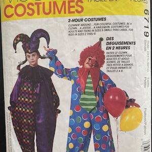 Puede incluir: Un patrón de costura para dos trajes de payaso. El patrón incluye instrucciones para hacer un traje de bufón con un mono a cuadros y morado y un traje de payaso con un mono de lunares azules y amarillos. El patrón es para tallas XS a L para adultos y adolescentes, y tallas 2 a 8 para niños. El patrón se llama "2-Hour Costumes" y es de McCall's Costumes.