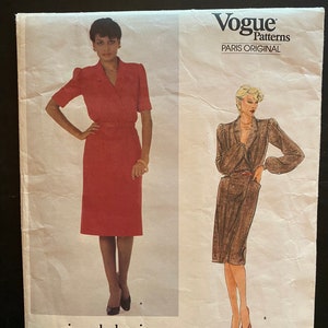 Pode incluir: Padrão de costura Vogue Patterns Paris Original para um vestido de Pierre Balmain. O número do padrão é 2771. O padrão mostra duas modelos usando o vestido em diferentes cores e tecidos.