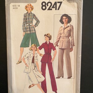Puede incluir: Patrón de costura Simplicity número 8247 para un atuendo femenino. El patrón incluye tres estilos diferentes: una camisa a cuadros con pantalones capri, un mono burdeos y una chaqueta safari beige con pantalones. El patrón es para la talla 14 miss.