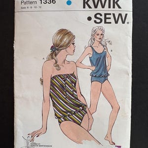 Può includere: Modello di cucito Kwik Sew vintage 1336 con illustrazioni di due donne in costume da bagno. Il modello include le taglie 6-8-10-12. La copertina ha un design retrò con il logo Kwik Sew e il nome del designer, Kerstin Martensson.