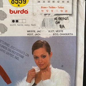 Op de afbeelding: Een wit bontvest met een ritssluiting. Het patroon is voor maten 34 tot 46, 8 tot 20. Het patroonnummer is 8559.