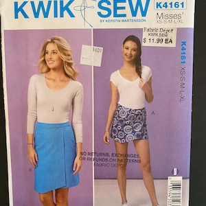 Op de afbeelding: Naai-patroon voor een rok met twee verschillende stijlen. Het patroon is voor de maten XS-S-M-L-XL. Het patroon is van Kwik Sew en kost $ 11,99. Het patroon is voor dames.