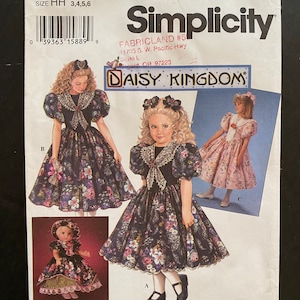 Puede incluir: Patrón de costura Simplicity n.º 9166 para un vestido Daisy Kingdom. El patrón incluye tres estilos de vestidos diferentes: un vestido floral en blanco y negro, un vestido rosa y un vestido más pequeño para muñecas. El patrón es para las tallas 3, 4, 5 y 6.