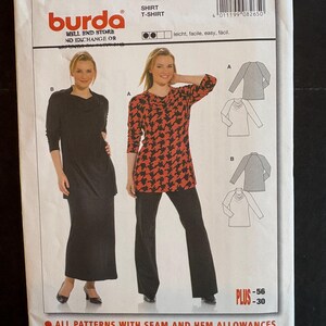 Peut inclure: Un paquet de patrons de couture Burda pour t-shirt. Le paquet présente une femme portant une robe noire et une autre avec un haut à motifs rouges et noirs et un pantalon noir. Le paquet comprend des tableaux de tailles et le texte "SHIRT T-SHIRT".