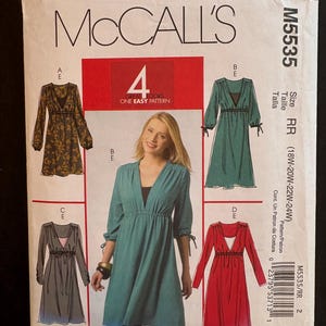Puede incluir: Patrón de costura McCall's M5535 con cuatro diseños de vestidos. El patrón incluye una foto de una mujer con un vestido verde azulado. El rango de tallas del patrón es RR (18W-20W-22W-24W).