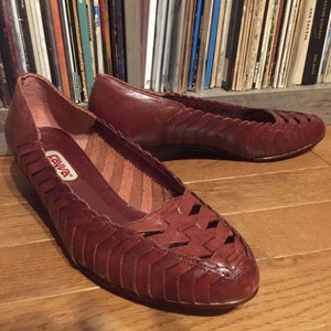 New without tags 70s Brown Textured Leather Kitten Heels