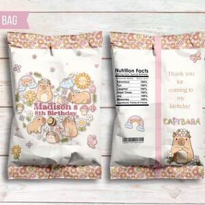 K&ouml;nnte beinhalten: Ein rosa-wei&szlig;er Chip-Beutel mit floralem Rand. Die Vorderseite des Beutels zeigt ein herzf&ouml;rmiges Design mit einem Capybara und anderen Tieren. Der Text "Madison's 8th Birthday" ist auf dem Beutel gedruckt. Die R&uuml;ckseite des Beutels enth&auml;lt eine N&auml;hrwerttabelle und eine Dankesbotschaft.
