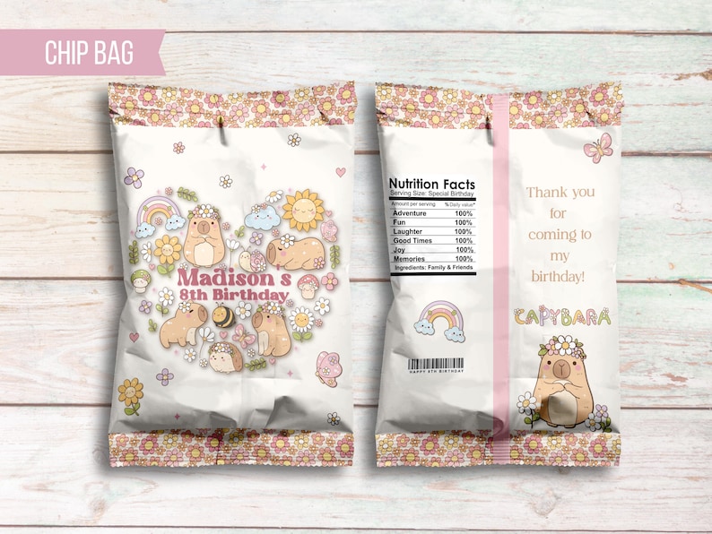 K&ouml;nnte beinhalten: Ein rosa-wei&szlig;er Chip-Beutel mit floralem Rand. Die Vorderseite des Beutels zeigt ein herzf&ouml;rmiges Design mit einem Capybara und anderen Tieren. Der Text "Madison's 8th Birthday" ist auf dem Beutel gedruckt. Die R&uuml;ckseite des Beutels enth&auml;lt eine N&auml;hrwerttabelle und eine Dankesbotschaft.