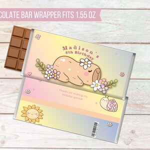 K&ouml;nnte beinhalten: Ein personalisierter Schokoladenriegel-Wrapper mit einem gelben, rosa und blauen Farbverlauf. Der Wrapper zeigt ein Cartoon-Faultier, Blumen und den Text "Madison's 8th Birthday". Der Wrapper enth&auml;lt auch den Text "Danke, dass du meinen Geburtstag so besonders machst".