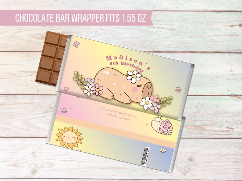 K&ouml;nnte beinhalten: Ein personalisierter Schokoladenriegel-Wrapper mit einem gelben, rosa und blauen Farbverlauf. Der Wrapper zeigt ein Cartoon-Faultier, Blumen und den Text "Madison's 8th Birthday". Der Wrapper enth&auml;lt auch den Text "Danke, dass du meinen Geburtstag so besonders machst".