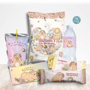 K&ouml;nnte beinhalten: Ein Set Party-Geschenkbeutel und Flaschen, die mit einer Capybara-Illustration und dem Text "Madison's 8th Birthday" verziert sind. Die Beutel sind rosa, wei&szlig; und gelb mit floralen Designs. Die Flaschen sind klar mit einem rosa und wei&szlig;en Etikett.