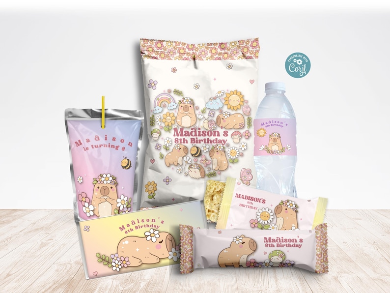 K&ouml;nnte beinhalten: Ein Set Party-Geschenkbeutel und Flaschen, die mit einer Capybara-Illustration und dem Text "Madison's 8th Birthday" verziert sind. Die Beutel sind rosa, wei&szlig; und gelb mit floralen Designs. Die Flaschen sind klar mit einem rosa und wei&szlig;en Etikett.