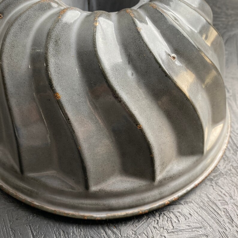 Vintage Enamel Swirl Design Bundt Pan / Jello Mold / Enamel / Etsy