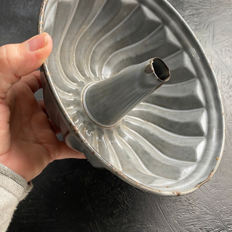 Vintage Enamel Swirl Design Bundt Pan / Jello Mold / Enamel / Etsy