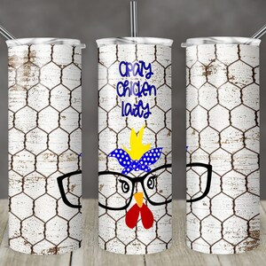 Puede incluir: Un vaso de acero inoxidable blanco con un patrón de alambre de pollo y el texto "Crazy Chicken Lady" en azul y amarillo. El vaso tiene una ilustración en blanco y negro de una gallina con gafas y una bandana azul y blanca.