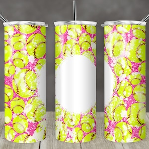 Puede incluir: Tres vasos de acero inoxidable con un patrón de softball rosa y amarillo. Los vasos tienen un área blanca para la personalización.