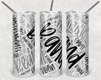 Puede incluir: Tres vasos de acero inoxidable con fondo blanco y arte de palabras en negro. El arte de las palabras es una nube de palabras relacionadas con la música y las bandas, como "beat", "music", "band", "instruments", "violin" y "trumpet".