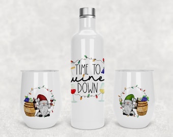 Pode incluir: Uma garrafa de vinho isolada branca e dois copos de vinho sem haste. Cada item apresenta um design com um gnomo, um barril de vinho e a frase "Time to Wine Down". O design inclui luzes de corda e taças de vinho.